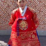 Dee Hsu Instagram – 韓國第四天：體驗了國寶級韓服老師：박술녀 朴述女老師幫我們配搭的傳統韓服！我根本就是中殿媽媽嘛🤣美食：吃了前一陣子我最愛的孫錫久推薦的冷麵，跟他一樣有種很美的距離感！接下來幸運的讓韓國化妝大師：정샘물 鄭瑄茉老師幫我化了一個韓系的妝，很美！最後一定要吃烤五花肉啊，韓劇永遠不變的食物😊

#王后傘下
#韓國觀光公社 #한국관광공사 
#韓國S郎嘿❤️ #한국여행 #한국사랑해❤️ 

Jacket & pants @majeparis 
Top @freepeople @doubletake.tw 
Boots @ugg 
Bag @chloe