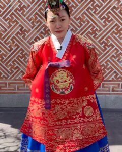 Dee Hsu Instagram - 韓國第四天：體驗了國寶級韓服老師：박술녀 朴述女老師幫我們配搭的傳統韓服！我根本就是中殿媽媽嘛🤣美食：吃了前一陣子我最愛的孫錫久推薦的冷麵，跟他一樣有種很美的距離感！接下來幸運的讓韓國化妝大師：정샘물 鄭瑄茉老師幫我化了一個韓系的妝，很美！最後一定要吃烤五花肉啊，韓劇永遠不變的食物😊 #王后傘下 #韓國觀光公社 #한국관광공사 #韓國S郎嘿❤️ #한국여행 #한국사랑해❤️ Jacket & pants @majeparis Top @freepeople @doubletake.tw Boots @ugg Bag @chloe