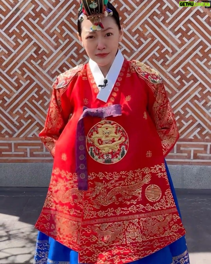 Dee Hsu - 145.6K Likes - 韓國第四天:體驗了國寶級韓服老師:박술녀 朴述女老師幫我們配搭的傳統韓服!我根本就是中殿媽媽嘛🤣美食:吃了前一陣子我最愛的孫錫久推薦的冷麵,跟他一樣有種很美的距離感!接下來幸運的讓韓國化妝大師:정샘물 鄭瑄茉老師幫我化了一個韓系的妝,很美!最後一定要吃烤五花肉啊,韓劇永遠不變的食物😊
#王后傘下
#韓國觀光公社 #한국관광공사
#韓國S郎嘿❤️ #한국여행 #한국사랑해❤️
Jacket & pants @majeparis
Top @freepeople @doubletake.tw
Boots @ugg
Bag @chloe