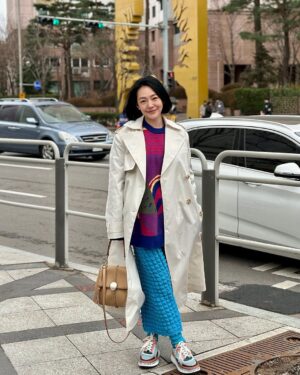 Dee Hsu Instagram - 韓國第三天，換上高中制服去樂天樂園玩，裝一下年輕！當然免不了要吃美食—部隊鍋❤️停不下來啊😭尤其那起司片加下去，我的心彷彿一起融化了～～

#韓國觀光公社 #한국관광공사 
#韓國S郎嘿❤️ #한국여행 #한국사랑해❤️ 

風衣 @BOSS 
鞋 包 @CHLOE