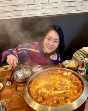 Dee Hsu Instagram - 韓國第三天，換上高中制服去樂天樂園玩，裝一下年輕！當然免不了要吃美食—部隊鍋❤️停不下來啊😭尤其那起司片加下去，我的心彷彿一起融化了～～

#韓國觀光公社 #한국관광공사 
#韓國S郎嘿❤️ #한국여행 #한국사랑해❤️ 

風衣 @BOSS 
鞋 包 @CHLOE