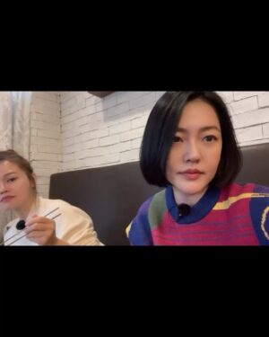 Dee Hsu Instagram - 韓國第三天，換上高中制服去樂天樂園玩，裝一下年輕！當然免不了要吃美食—部隊鍋❤️停不下來啊😭尤其那起司片加下去，我的心彷彿一起融化了～～

#韓國觀光公社 #한국관광공사 
#韓國S郎嘿❤️ #한국여행 #한국사랑해❤️ 

風衣 @BOSS 
鞋 包 @CHLOE