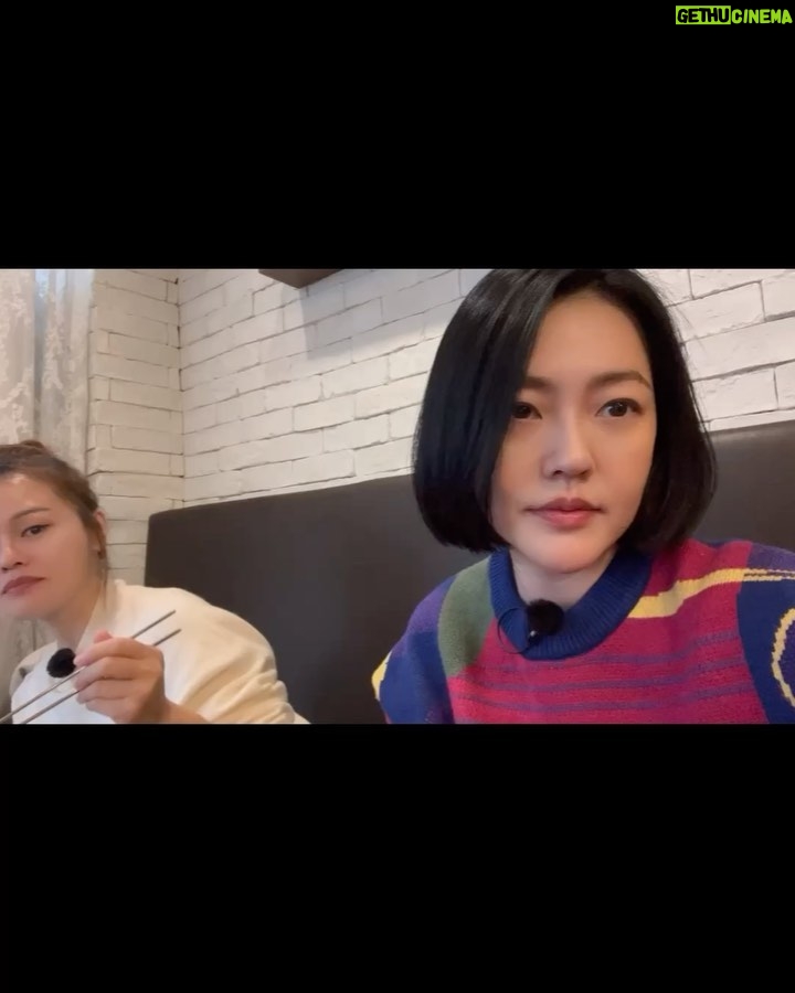 Dee Hsu - 201.4K Likes - 韓國第三天,換上高中制服去樂天樂園玩,裝一下年輕!當然免不了要吃美食—部隊鍋❤️停不下來啊😭尤其那起司片加下去,我的心彷彿一起融化了~~
#韓國觀光公社 #한국관광공사
#韓國S郎嘿❤️ #한국여행 #한국사랑해❤️
風衣 @BOSS
鞋 包 @CHLOE