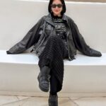 Dee Hsu Instagram – 去了新開的現代百貨，裡面真的很驚人的大！ 但其實我心繫醬蟹，怎麼有食物能那麼療癒啦❤️用好吃形容它，太沒禮貌了！是天殺的好吃🥰

#韓國觀光公社 #한국관광공사 
#韓國S郎嘿❤️ #한국여행 #한국사랑해❤️ 

眼鏡 @GENTLEMONSTER 
皮衣 @ALLSAINTS 
雪靴 @UGG 
耳環 @OLIVIAYAOJEWELLERY 
包 @VERSACE
