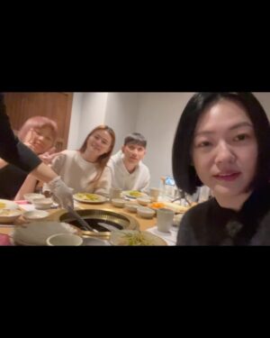 Dee Hsu Instagram - 好久沒來韓國了，美食美酒，天氣好，帥哥多！真令人開心😍

#韓國觀光公社 #한국관광공사 
#韓國S郎嘿❤️ #한국여행 #한국사랑해❤️

毛衣 boss 
大衣 alo 、doubletake