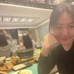 Dee Hsu Instagram – 跟女兒一起吃火鍋，好幸福！但給我用背面是什麼意思？不要以為裝兔子我就會說：好可愛喔😍偶包比我還重🙄