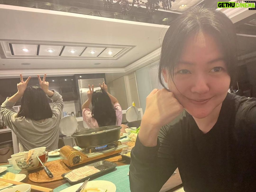 Dee Hsu Instagram - 跟女兒一起吃火鍋,好幸福!但給我用背面是什麼意思?不要以為裝兔子我就會說:好可愛喔😍偶包比我還重🙄