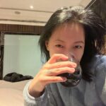 Dee Hsu Instagram - 每個人都有自己放鬆快樂的方式！我就是喝點小酒～會胖、會腫！但心是無暇的🤣好啦，太誇張，但就是煩惱的事，可瞬間疏通❤️酒神，您真是讓人又愛又恨😭