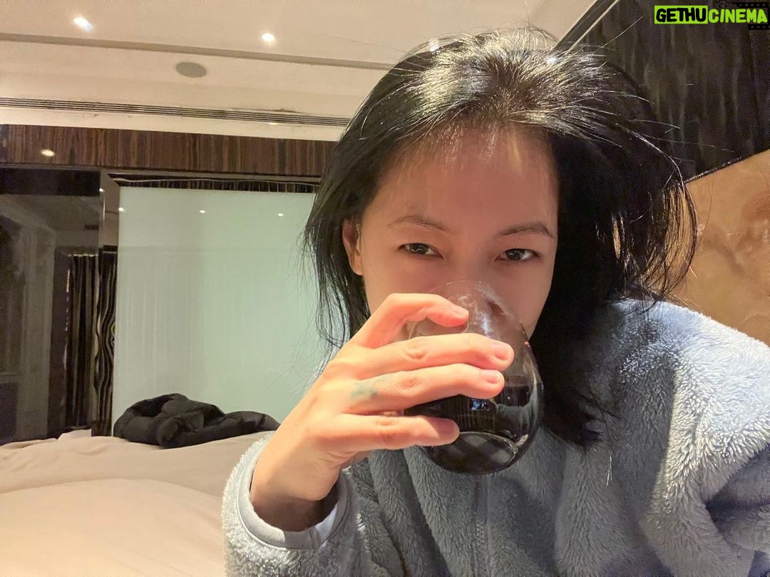 Dee Hsu Instagram - 每個人都有自己放鬆快樂的方式!我就是喝點小酒~會胖、會腫!但心是無暇的🤣好啦,太誇張,但就是煩惱的事,可瞬間疏通❤️酒神,您真是讓人又愛又恨😭