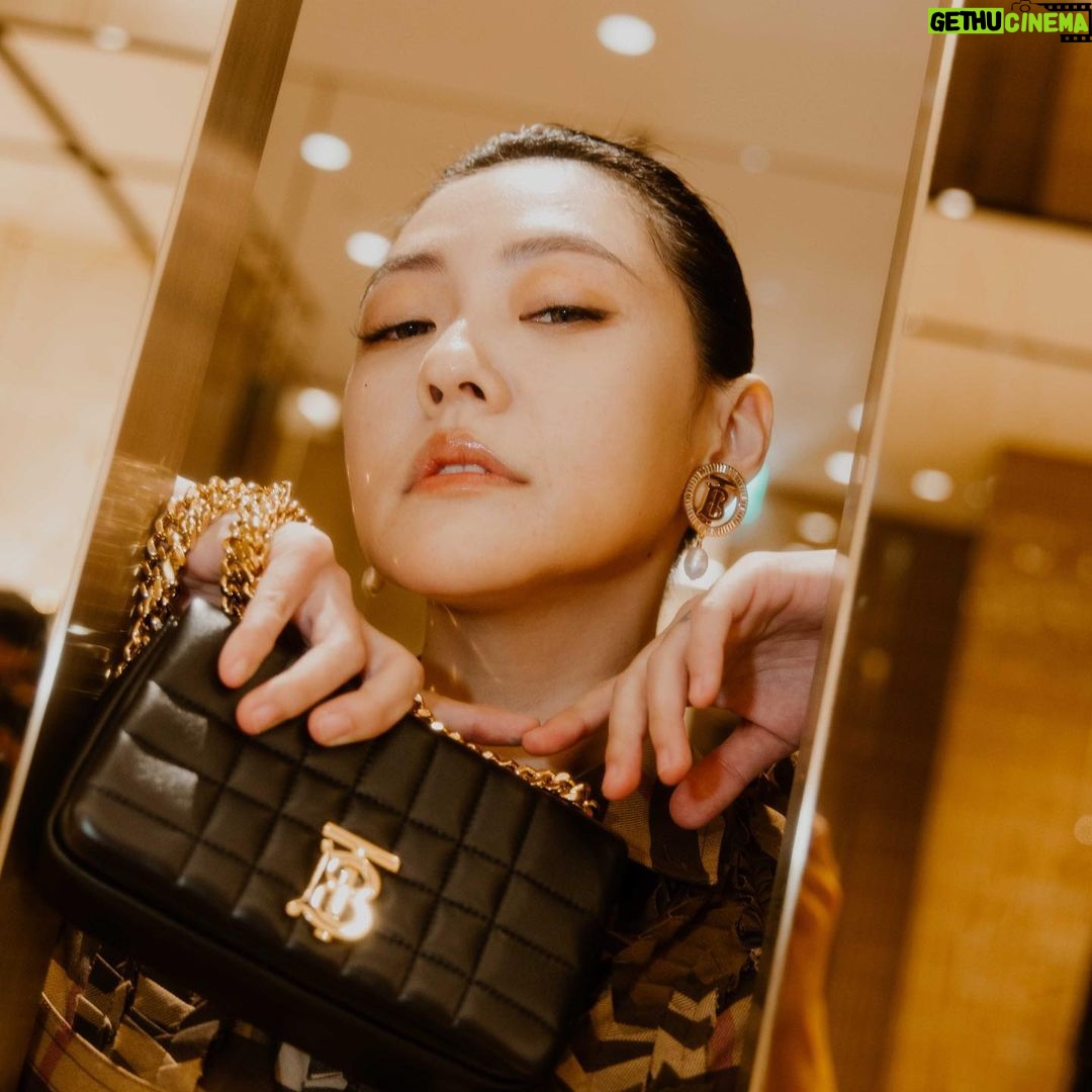 Dee Hsu Instagram - 被夾住的Queen Of Burberry @burberry #burberry #BurberryTaipei101 #BurberryMinecraft Taipei 101 BURBERRY