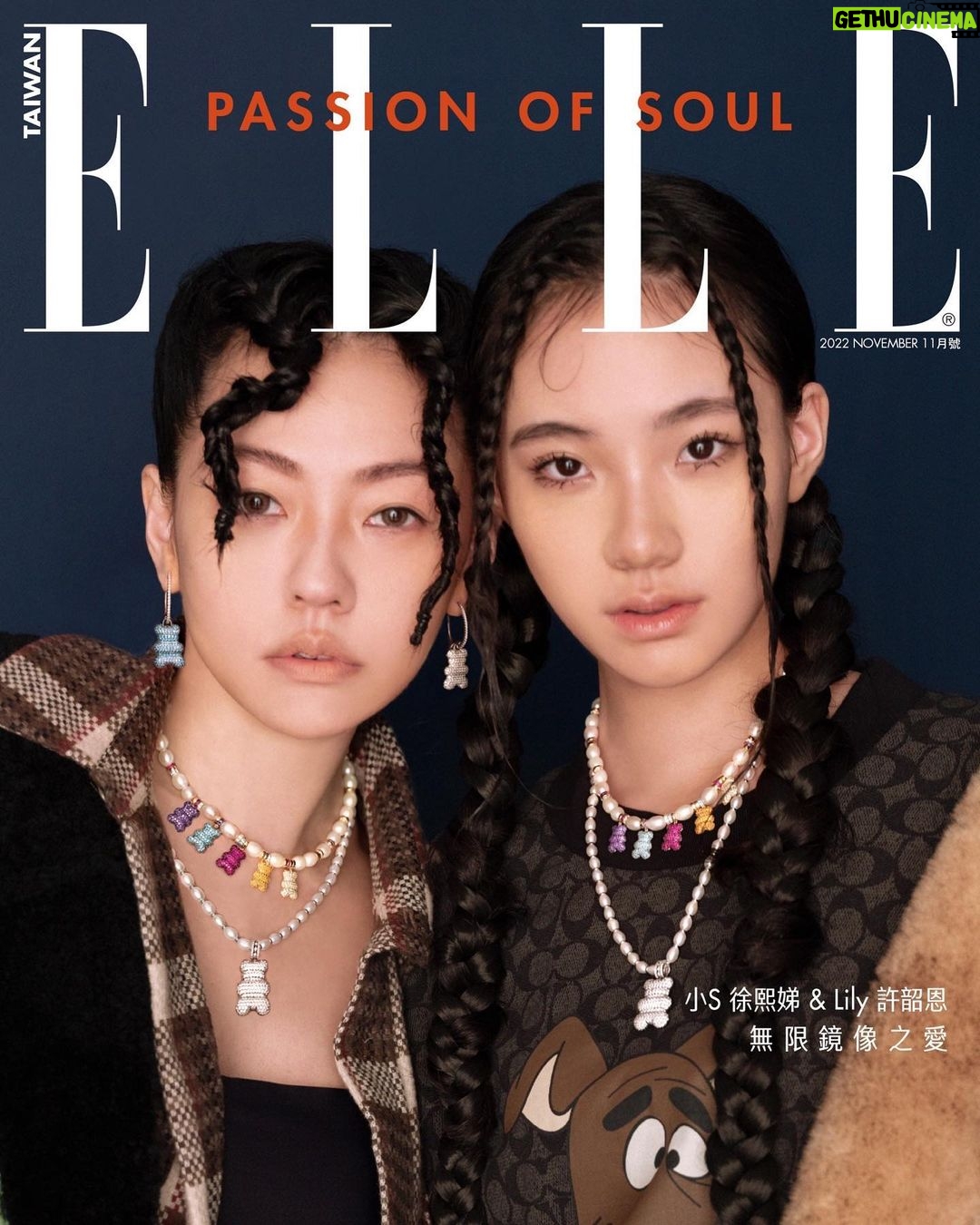 Dee Hsu Instagram - #ELLE封面大人物 徐熙娣 X Lily許韶恩的雙生協奏曲 ✨ 小S自豪是最會生的巨星,與其說是孩子的媽,相處起來反倒更像好閨蜜,ELLE以法國電影《兩生花》為靈感,邀請母女詮釋「雙面 」概念,展演出獨一無二的雙生協奏曲。 👉🏻追蹤 @elletaiwan 看完整專訪和花絮 @elephantdee @lilyhsuuuu @asosbarbiedee PHOTOGRAPHER_ YUNG HUA CHEN PROJECT MANAGER_SANDY HSU ART DIRECTOR_SANDY YANG FEATURES ASSOCIATED_DOMINIQUE CHIANG PHOTOGRAPHER ASSISTANT_AFA STYLING_QUENTI LU STYLIST ASSISTANT_AN CHEN, NI CHIEH HSIN, LETICIA WANG MAKE UP_YALI(小S)京伶(Lily) HAIR_SYDNI LIU@ZOOM HAIRSTYING(小S)VANESSA LEE@ZOOM HAIRSTYING(Lily)INTERVIEW&TEXT_ALLISON CHEN VIDEO PRODUCER_DORIS LAI, WENDY CHOU VIDEOPHOTOGRAPHER_JETT CHEN、宗佑 VIDEO EDITOR_JETT CHEN #ELLETAIWAN #ELLE時尚圈 #ELLE娛樂圈 #徐熙娣 #小S #許韶恩 #CoachNY #apmmonaco #yummybear #apmmonaco40 @apmmonaco @coach