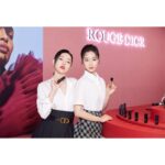 Dee Hsu Instagram – 第一次帶女兒參加Dior《超完美持久唇膏》上市記者會的活動，大家都說她的美貌已輾壓我！我什麼感覺？如果是別的女明星我會小不爽🙄但我女兒，我很開心！誰生的孩子那麼美啊😏儘量碾壓母親吧🤣🤣🤣但我怎麼有種後母臉😓

total look by @dior @diorbeauty