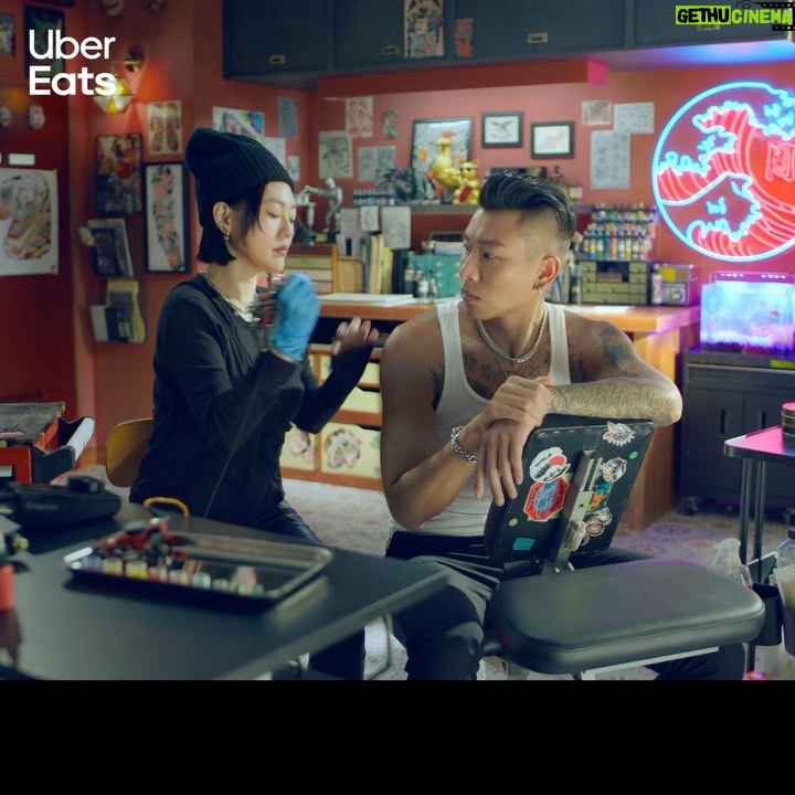 Dee Hsu - 106.4K Likes - 大家有猜對嗎?
2022全新Uber Eats 代言人,就是我和 @mjfceo 瘦子!
姐也算半個數學饒舌歌手(?),這次能和我欣賞的饒舌歌手、嘻哈男神瘦子同台飆演技真的很有趣,身邊眾多朋友甚至比我更關心這次的合作🤣🤣🤣
還有我一定要說,身為一個職業婦女aka.國際巨星,生活就是在跟少得要命的時間爭鬥, @ubereats_tw 不管外送熟食餐點、煮香菇燉飯的食材,或是全家搶著用的衛生紙,都超級快速方便,根本神隊友!
你說我的美貌只出現15秒太短?
給你完整版看更多吃的用的好料&精彩片段😘
👉 快上 Uber Eats 臉書官方粉絲頁
#ubereats
#吃的用的就這樣點