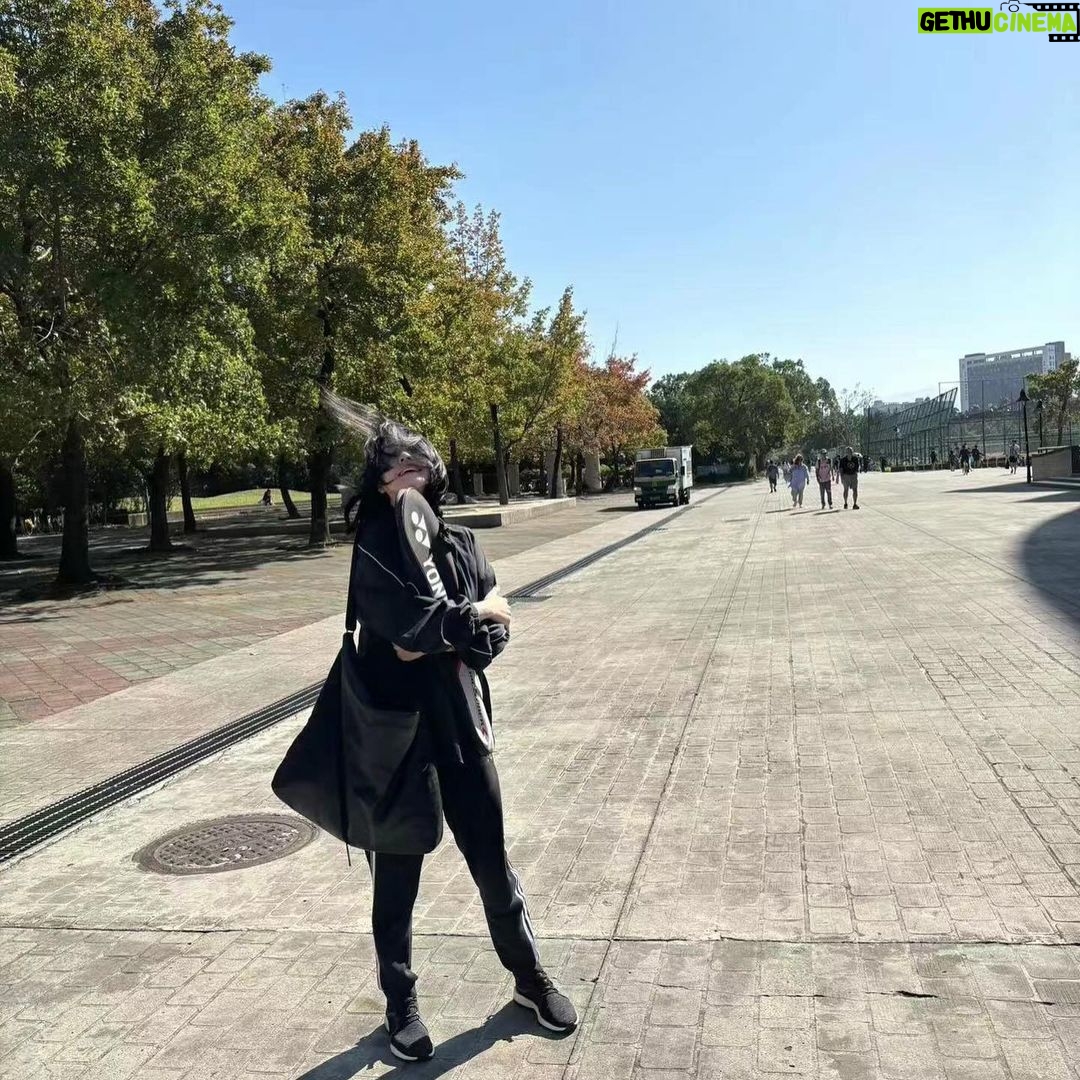 Dee Hsu Instagram - 打完羽球,出來看到藍天、大樹、微風~心情好好~頭髮有飛起來,代表我有洗喔😉