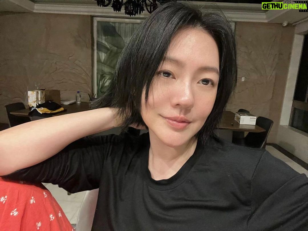 Dee Hsu Instagram - 今天工作結束,很順利、很開心!但下禮拜是全家旅遊,也是另一種挑戰🤣