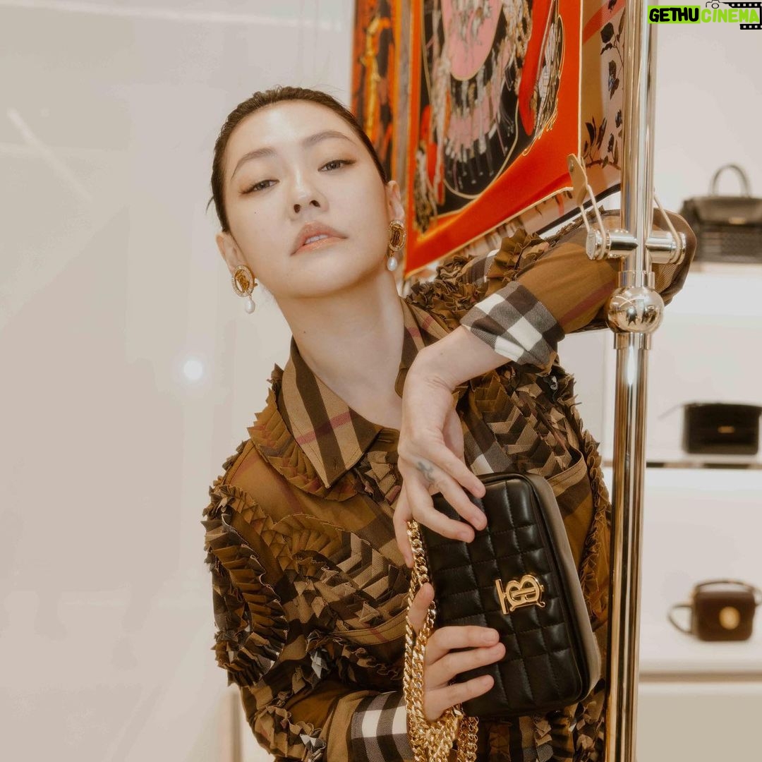Dee Hsu Instagram - 被夾住的Queen Of Burberry @burberry #burberry #BurberryTaipei101 #BurberryMinecraft Taipei 101 BURBERRY