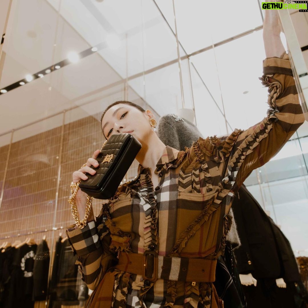 Dee Hsu Instagram - 被夾住的Queen Of Burberry @burberry #burberry #BurberryTaipei101 #BurberryMinecraft Taipei 101 BURBERRY