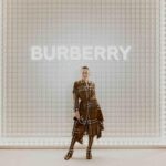 Dee Hsu Instagram - 被夾住的Queen Of Burberry @burberry #burberry #BurberryTaipei101 #BurberryMinecraft Taipei 101 BURBERRY
