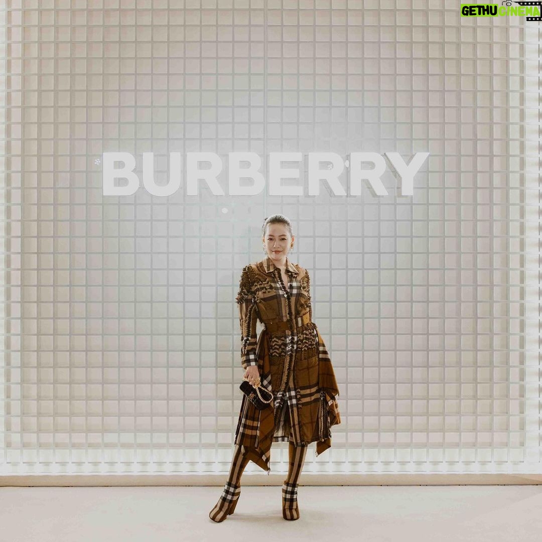 Dee Hsu Instagram - 被夾住的Queen Of Burberry @burberry #burberry #BurberryTaipei101 #BurberryMinecraft Taipei 101 BURBERRY