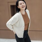 Dee Hsu Instagram – 😎很開心這次可以擔任UNIQLO新季度的品牌大使😎
這次的概念主題是「放開心 走出去」🚶‍♀🚶‍♂
🛒https://s.uniqlo.com/3rt7a3b
當媽了以後，好久沒有自己到處走走了
好不容易影片拍個外景，卻還是被許老三糾纏不清
唉~算了，就帶她一起放開心走出去吧(不然她又要念不停)
快點一起穿上UNIQLO新外套系列
不管你是要出門找朋友☀，還是跟家人去戶外走走⛰
或是到UNIQLO shopping都可以
一起來解放悶了好久的心情吧！🙌

9/30-10/13是UNIQLO的12歲生日慶🎂
連續狂歡兩周，歡迎大家一起來慶祝🎉🎉 
UNIQLO嚴選台灣人最感受幸福的極致日常服,與您歡慶12周年。
防潑水外套、超人氣空氣神T 、俐落九分褲等眾多高品質單品同步提供優惠價格
還有拿不完的好禮喔🎁 (UNIQLO人也太好)

現在就跟著UNIQLO
一起放開心走出去，衣起快樂吧！😁
🎶Happy Birthday to UNIQLO🎶

#UNIQLO新風格外套 #UNIQLO新科技防風外套 #放開心走出去 #UNIQLO生日慶 #衣起快樂 #UNIQLOLIFEWEAR #UNIQLOTAIWAN #LifeWear簡約更顯不凡