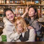 Dee Hsu Instagram - 真的好感謝我姐姐大S，在我對自己最沒自信的時侯鼓勵我主持，甚至她還直接當製作人，提供了非常多的創意！於是又邀了讓我可以無拘無束主持的另一位製作人B2！才有了熙娣想聊，我夢想中的節目！結果竟然得了亞洲最佳脫口秀，實在太開心、太感恩了！以後自稱國際巨星的時侯，不會嘴軟了！（不過好像也沒嘴軟過🤣）謝謝整個團隊的努力、每位來賓的熱情參與！在此，熙娣致上十二萬分的謝意！