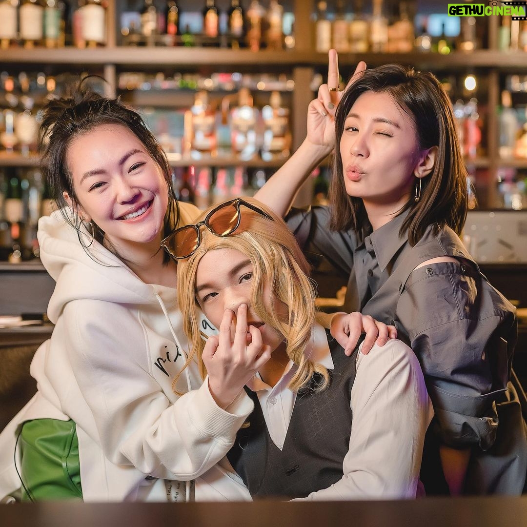 Dee Hsu Instagram - 真的好感謝我姐姐大S,在我對自己最沒自信的時侯鼓勵我主持,甚至她還直接當製作人,提供了非常多的創意!於是又邀了讓我可以無拘無束主持的另一位製作人B2!才有了熙娣想聊,我夢想中的節目!結果竟然得了亞洲最佳脫口秀,實在太開心、太感恩了!以後自稱國際巨星的時侯,不會嘴軟了!(不過好像也沒嘴軟過🤣)謝謝整個團隊的努力、每位來賓的熱情參與!在此,熙娣致上十二萬分的謝意!
