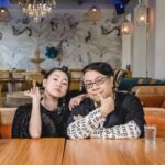 Dee Hsu Instagram - 真的好感謝我姐姐大S，在我對自己最沒自信的時侯鼓勵我主持，甚至她還直接當製作人，提供了非常多的創意！於是又邀了讓我可以無拘無束主持的另一位製作人B2！才有了熙娣想聊，我夢想中的節目！結果竟然得了亞洲最佳脫口秀，實在太開心、太感恩了！以後自稱國際巨星的時侯，不會嘴軟了！（不過好像也沒嘴軟過🤣）謝謝整個團隊的努力、每位來賓的熱情參與！在此，熙娣致上十二萬分的謝意！