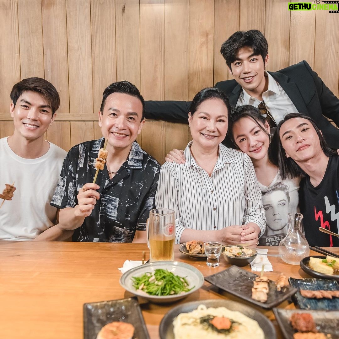 Dee Hsu Instagram - 真的好感謝我姐姐大S,在我對自己最沒自信的時侯鼓勵我主持,甚至她還直接當製作人,提供了非常多的創意!於是又邀了讓我可以無拘無束主持的另一位製作人B2!才有了熙娣想聊,我夢想中的節目!結果竟然得了亞洲最佳脫口秀,實在太開心、太感恩了!以後自稱國際巨星的時侯,不會嘴軟了!(不過好像也沒嘴軟過🤣)謝謝整個團隊的努力、每位來賓的熱情參與!在此,熙娣致上十二萬分的謝意!