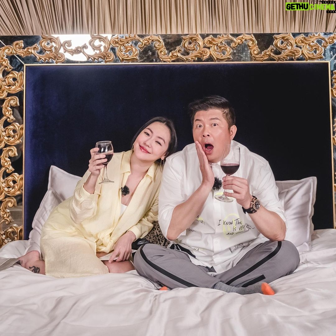 Dee Hsu Instagram - 真的好感謝我姐姐大S,在我對自己最沒自信的時侯鼓勵我主持,甚至她還直接當製作人,提供了非常多的創意!於是又邀了讓我可以無拘無束主持的另一位製作人B2!才有了熙娣想聊,我夢想中的節目!結果竟然得了亞洲最佳脫口秀,實在太開心、太感恩了!以後自稱國際巨星的時侯,不會嘴軟了!(不過好像也沒嘴軟過🤣)謝謝整個團隊的努力、每位來賓的熱情參與!在此,熙娣致上十二萬分的謝意!