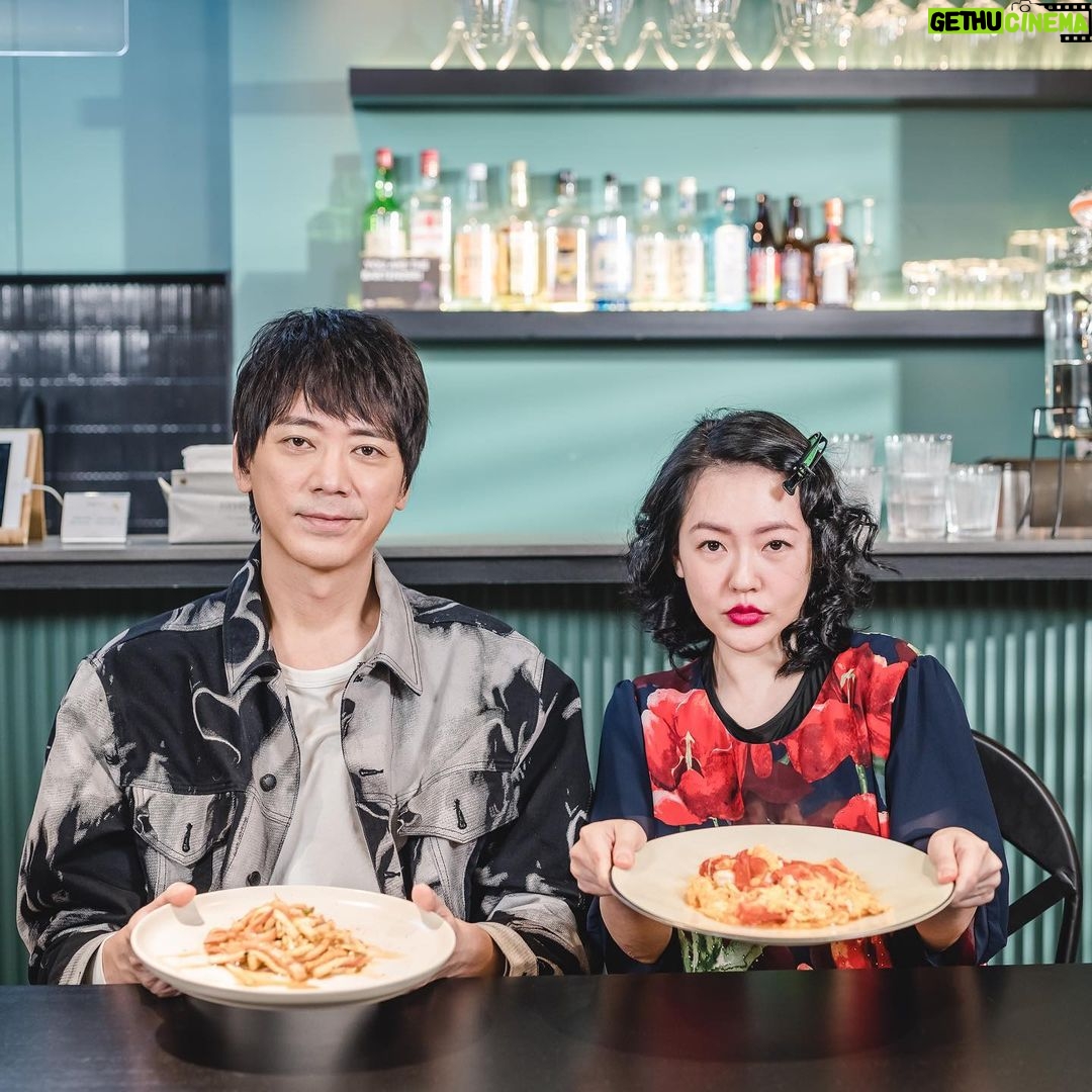 Dee Hsu Instagram - 真的好感謝我姐姐大S,在我對自己最沒自信的時侯鼓勵我主持,甚至她還直接當製作人,提供了非常多的創意!於是又邀了讓我可以無拘無束主持的另一位製作人B2!才有了熙娣想聊,我夢想中的節目!結果竟然得了亞洲最佳脫口秀,實在太開心、太感恩了!以後自稱國際巨星的時侯,不會嘴軟了!(不過好像也沒嘴軟過🤣)謝謝整個團隊的努力、每位來賓的熱情參與!在此,熙娣致上十二萬分的謝意!