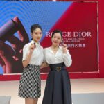 Dee Hsu Instagram – 第一次帶女兒參加Dior《超完美持久唇膏》上市記者會的活動，大家都說她的美貌已輾壓我！我什麼感覺？如果是別的女明星我會小不爽🙄但我女兒，我很開心！誰生的孩子那麼美啊😏儘量碾壓母親吧🤣🤣🤣但我怎麼有種後母臉😓

total look by @dior @diorbeauty