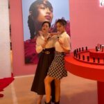 Dee Hsu Instagram - 第一次帶女兒參加Dior《超完美持久唇膏》上市記者會的活動，大家都說她的美貌已輾壓我！我什麼感覺？如果是別的女明星我會小不爽🙄但我女兒，我很開心！誰生的孩子那麼美啊😏儘量碾壓母親吧🤣🤣🤣但我怎麼有種後母臉😓 total look by @dior @diorbeauty