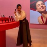 Dee Hsu Instagram - 第一次帶女兒參加Dior《超完美持久唇膏》上市記者會的活動，大家都說她的美貌已輾壓我！我什麼感覺？如果是別的女明星我會小不爽🙄但我女兒，我很開心！誰生的孩子那麼美啊😏儘量碾壓母親吧🤣🤣🤣但我怎麼有種後母臉😓 total look by @dior @diorbeauty