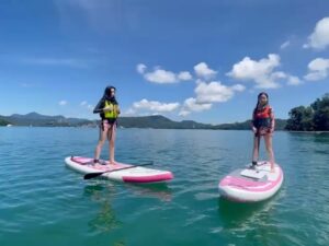 Dee Hsu Instagram - 這次全家旅行真的好好玩！雲品溫泉酒店設施很棒、孩子還挑戰了SUP、還參觀了妮娜巧克力工坊！然後我每天都睡12小時❤️而且每天都穿同一套衣服，太爽了🤣