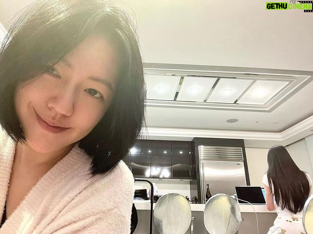 Dee Hsu Instagram - 在家跟女兒待在一起,身體,心理、都好安心!我問了公公有沒有看我的戲?他比大拇指,說:演得好!我說:爸爸你看不會尷尬啊?他說知道是假的啊,很棒!公公也過關了🥹