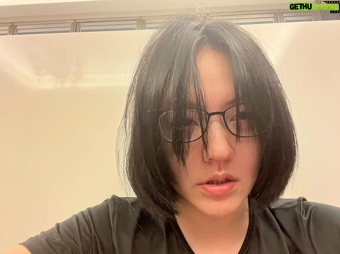 Dee Hsu Instagram - 我媽打了2次電話給我說:寶貝~我怎麼都看不到你啊?我1、2集都看了沒有你啊🙄🙄🙄我說:我是第七集!過一會她又打來說:沒有你啊?💀💀💀喔,她剛傳簡訊給我說:寶貝,不好意思,我看的是牛車來去,哈哈哈哈😫😫😫😫😫無語~可以喝一杯吧?