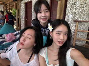 Dee Hsu Instagram - 冬天就是要曬！主要是滑雪我已覺得麻煩😮‍💨此刻的我，只想在豔陽下喝酒看孩子逐浪❤️