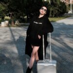 Dee Hsu Instagram - 即將跟女兒一起旅行，壓力好大！她一直說：媽媽我們一起被搭訕😨最好是會母女一起啦！我頂多在旁邊幫她擋煞😮‍💨 @rimowa #RIMOWA #RIMOWATW #RIMOWAOriginalCheck-InMSilver #RIMOWAOriginalCabinSilver #RIMOWAOriginalCompactSilver
