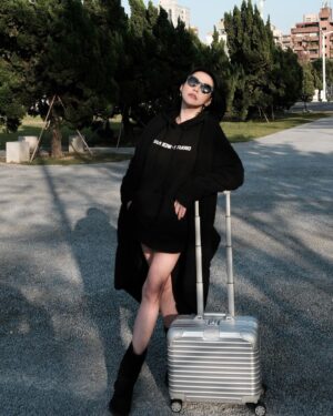 Dee Hsu Instagram - 即將跟女兒一起旅行，壓力好大！她一直說：媽媽我們一起被搭訕😨最好是會母女一起啦！我頂多在旁邊幫她擋煞😮‍💨

@rimowa 
#RIMOWA
#RIMOWATW
#RIMOWAOriginalCheck-InMSilver
#RIMOWAOriginalCabinSilver 
#RIMOWAOriginalCompactSilver