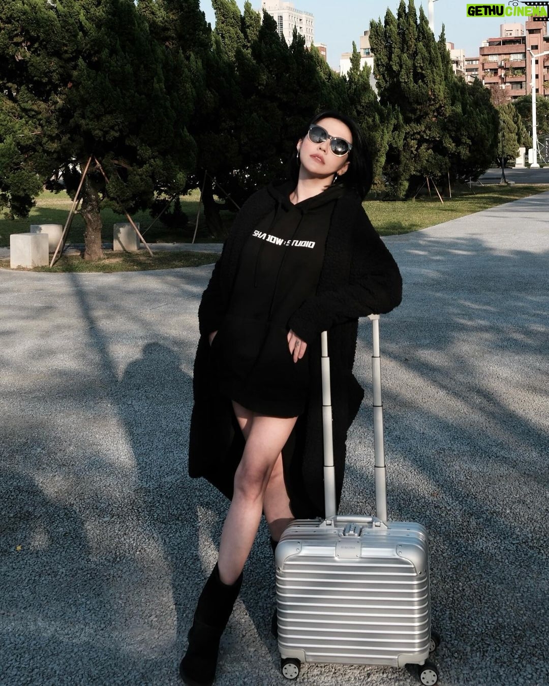 Dee Hsu - 137.4K Likes - 即將跟女兒一起旅行,壓力好大!她一直說:媽媽我們一起被搭訕😨最好是會母女一起啦!我頂多在旁邊幫她擋煞😮💨
@rimowa
#RIMOWA
#RIMOWATW
#RIMOWAOriginalCheck-InMSilver
#RIMOWAOriginalCabinSilver
#RIMOWAOriginalCompactSilver