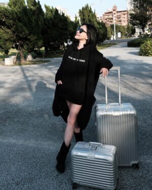 Dee Hsu Instagram - 即將跟女兒一起旅行，壓力好大！她一直說：媽媽我們一起被搭訕😨最好是會母女一起啦！我頂多在旁邊幫她擋煞😮‍💨

@rimowa 
#RIMOWA
#RIMOWATW
#RIMOWAOriginalCheck-InMSilver
#RIMOWAOriginalCabinSilver 
#RIMOWAOriginalCompactSilver