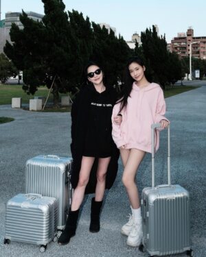 Dee Hsu Instagram - 即將跟女兒一起旅行，壓力好大！她一直說：媽媽我們一起被搭訕😨最好是會母女一起啦！我頂多在旁邊幫她擋煞😮‍💨

@rimowa 
#RIMOWA
#RIMOWATW
#RIMOWAOriginalCheck-InMSilver
#RIMOWAOriginalCabinSilver 
#RIMOWAOriginalCompactSilver