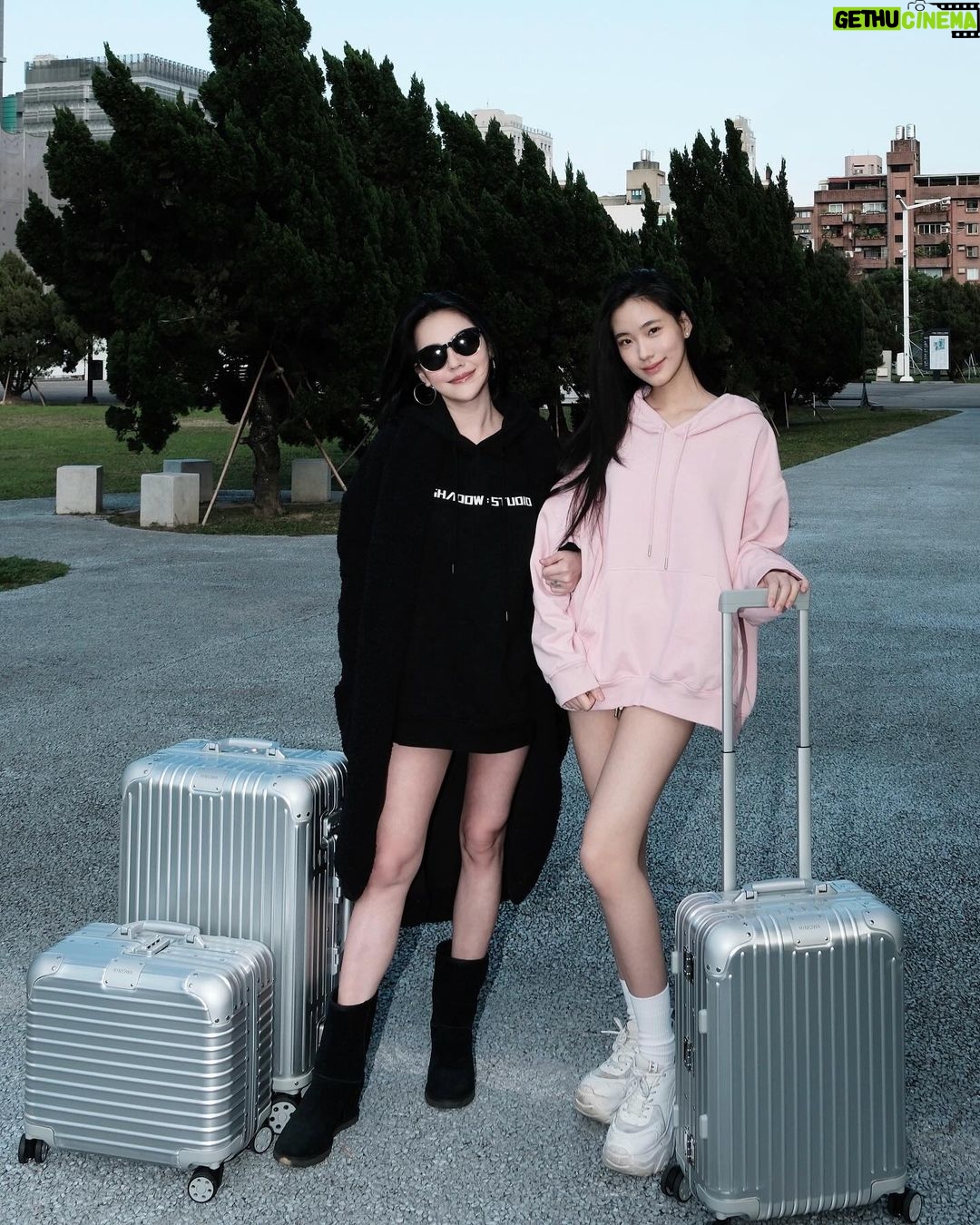 Dee Hsu - 137.4K Likes - 即將跟女兒一起旅行,壓力好大!她一直說:媽媽我們一起被搭訕😨最好是會母女一起啦!我頂多在旁邊幫她擋煞😮💨
@rimowa
#RIMOWA
#RIMOWATW
#RIMOWAOriginalCheck-InMSilver
#RIMOWAOriginalCabinSilver
#RIMOWAOriginalCompactSilver