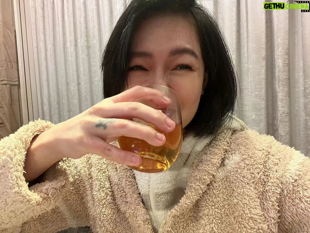 Dee Hsu Instagram - 年前最後一天錄小姐不熙娣,所有的工作人員真的辛苦了,我的搭檔柳先生也辛苦了,謝謝你們的付出!也謝謝賞光看我們節目的觀眾❤️祝大家新年快樂、身體健康……..不寫了,我要去喝酒了!愛大家❤️❤️❤️❤️❤️