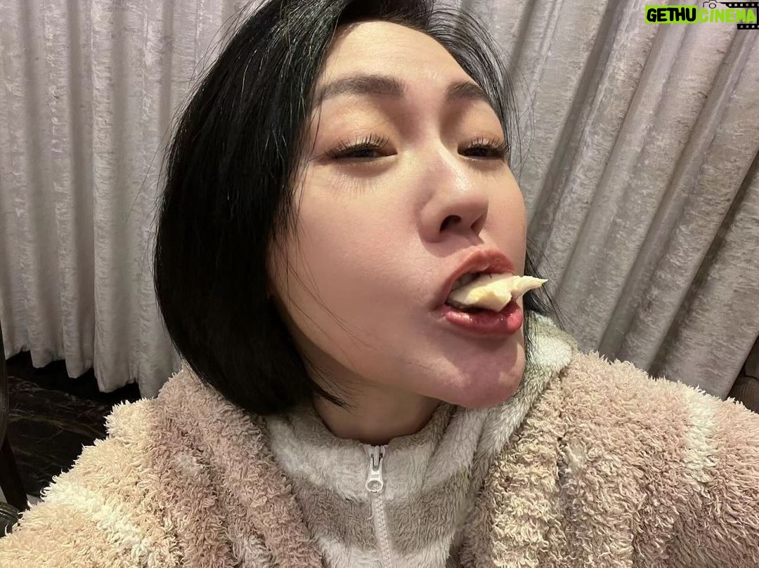 Dee Hsu Instagram - 年前最後一天錄小姐不熙娣,所有的工作人員真的辛苦了,我的搭檔柳先生也辛苦了,謝謝你們的付出!也謝謝賞光看我們節目的觀眾❤️祝大家新年快樂、身體健康……..不寫了,我要去喝酒了!愛大家❤️❤️❤️❤️❤️