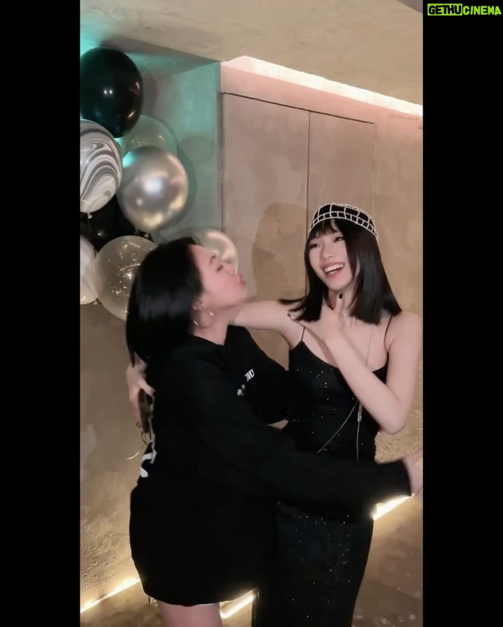 Dee Hsu - 227.4K Likes - 我的大寶貝Elly 18歲了,我一定得放手! 讓她憑自己的力量感受這個世界~但記得媽媽永遠愛你、支持你!我承認我有時在耍帥⋯⋯⋯⋯⋯,其實我已經感到寂寞了😭 @polarbearelly