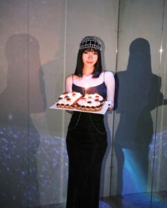 Dee Hsu Instagram - 我的大寶貝Elly 18歲了，我一定得放手! 讓她憑自己的力量感受這個世界～但記得媽媽永遠愛你、支持你！我承認我有時在耍帥⋯⋯⋯⋯⋯，其實我已經感到寂寞了😭 @polarbearelly