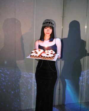 Dee Hsu Instagram - 我的大寶貝Elly 18歲了，我一定得放手! 讓她憑自己的力量感受這個世界～但記得媽媽永遠愛你、支持你！我承認我有時在耍帥⋯⋯⋯⋯⋯，其實我已經感到寂寞了😭 @polarbearelly
