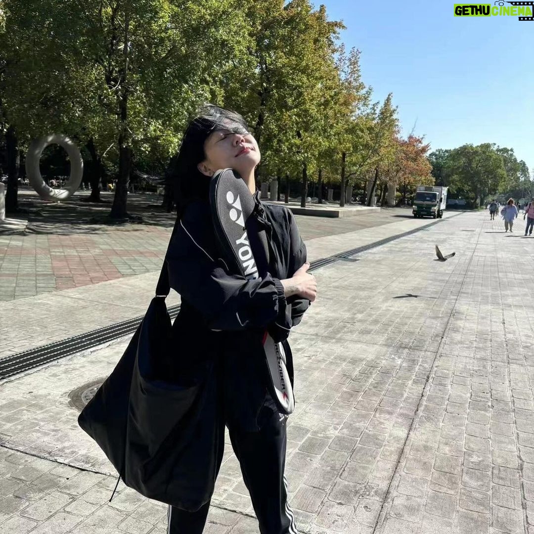 Dee Hsu Instagram - 打完羽球,出來看到藍天、大樹、微風~心情好好~頭髮有飛起來,代表我有洗喔😉