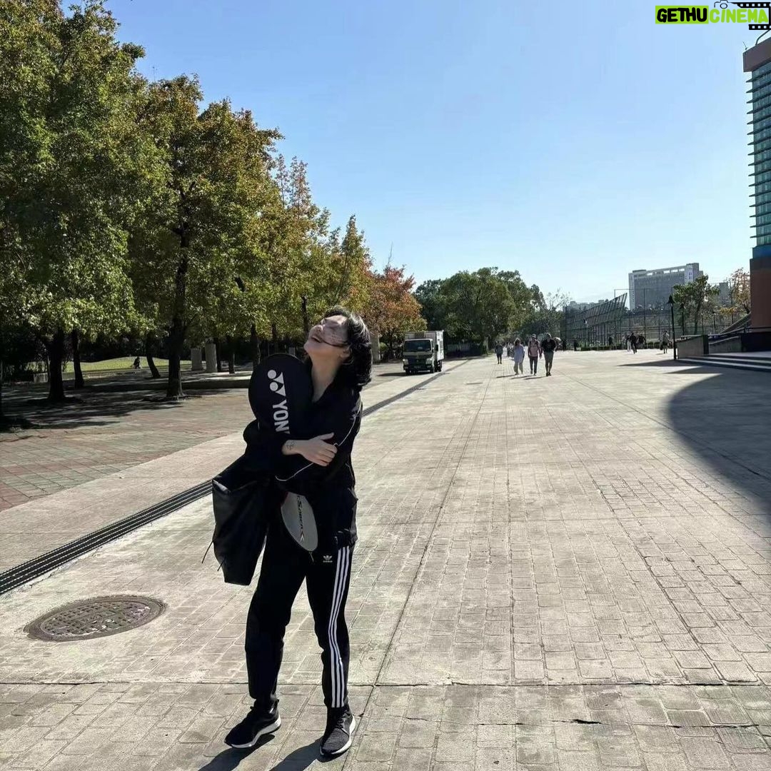 Dee Hsu Instagram - 打完羽球,出來看到藍天、大樹、微風~心情好好~頭髮有飛起來,代表我有洗喔😉
